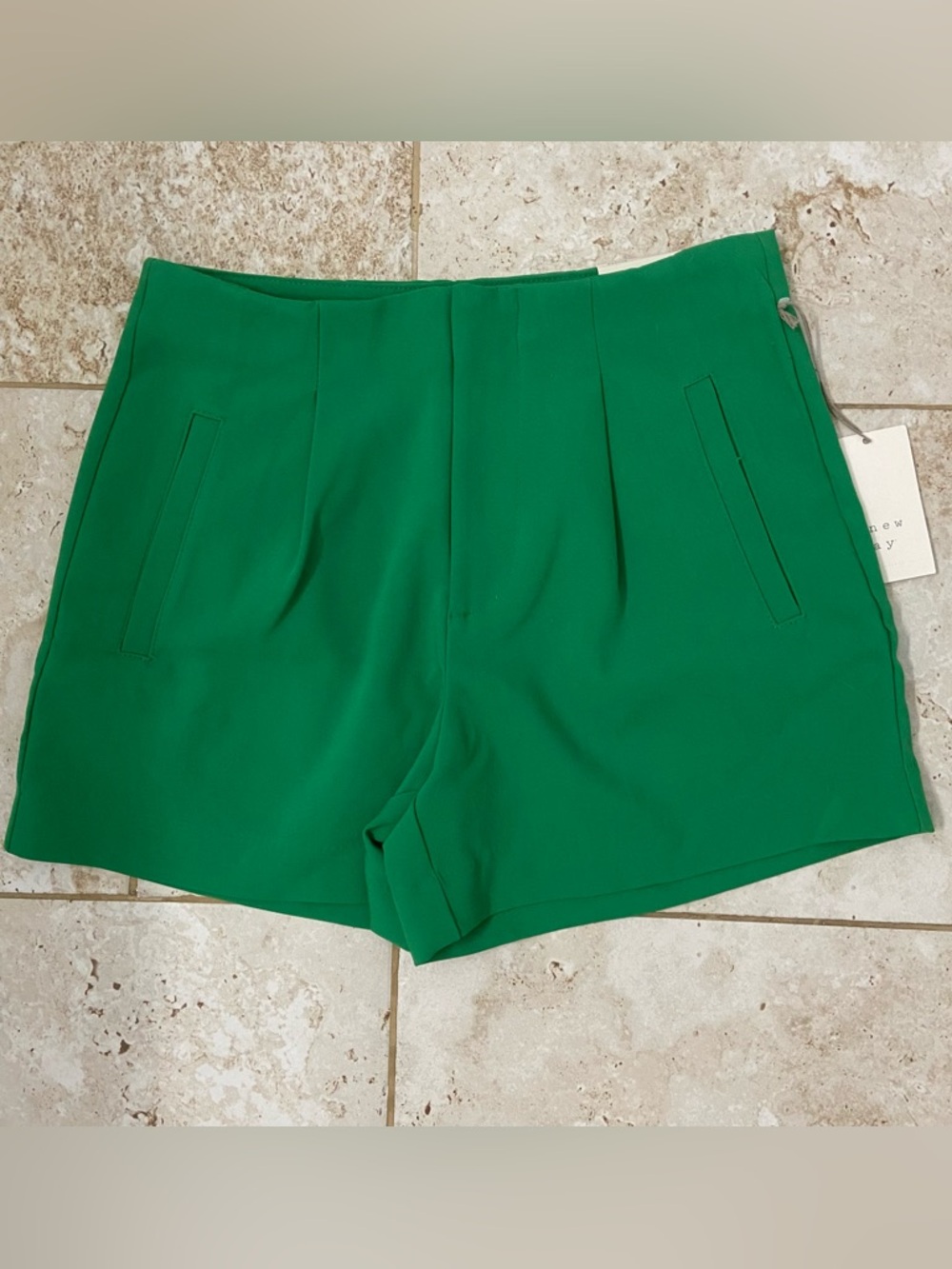 A NEW DAY Bright Green Shorts NWT Stretch Midi Size 4